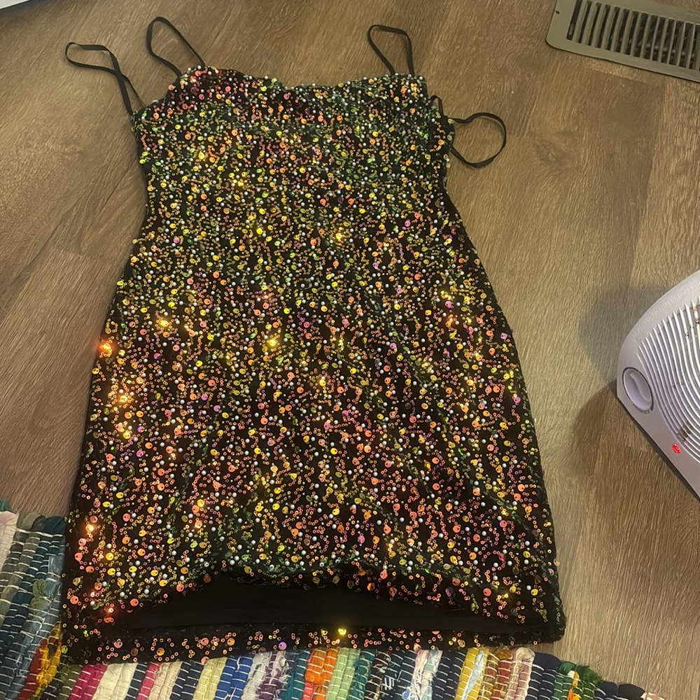 it’s a size medium from Macys. Still in good shape, and very pretty on.